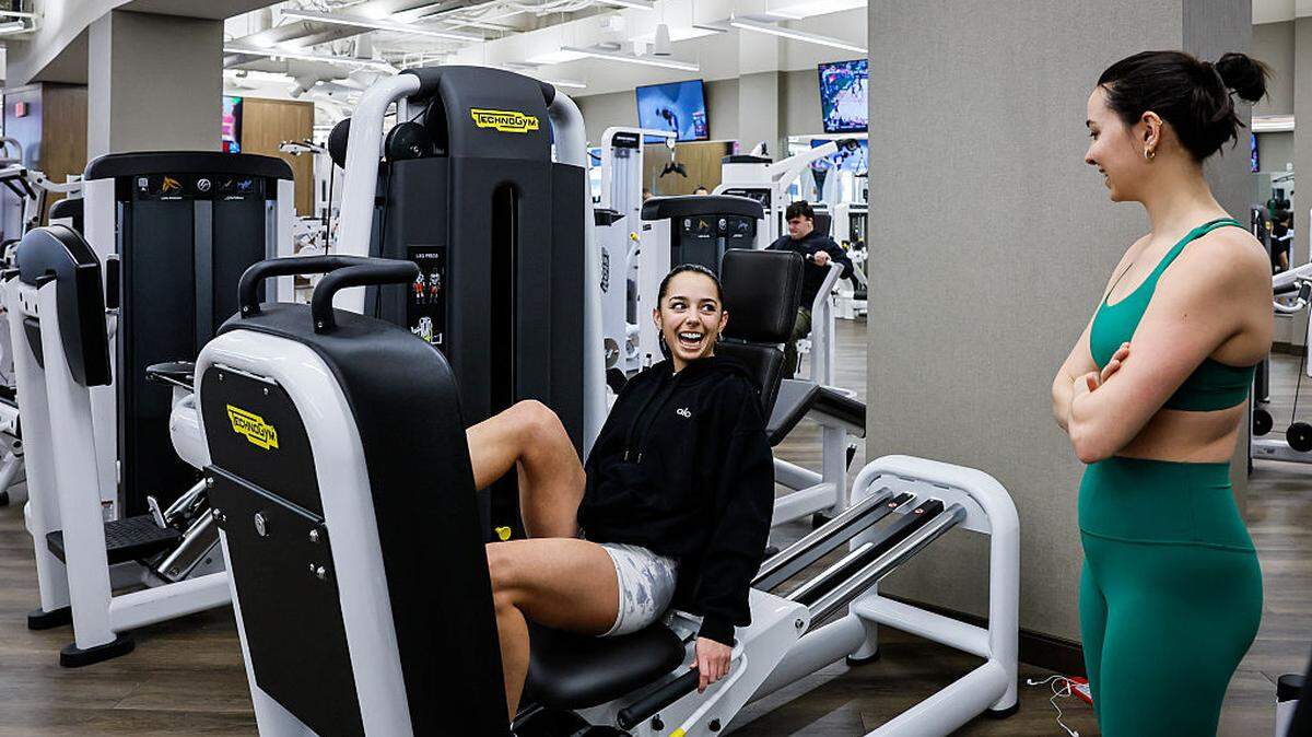 Dos mujeres entrenan en un gimnasio en Boston el 23 de enero de 2026.