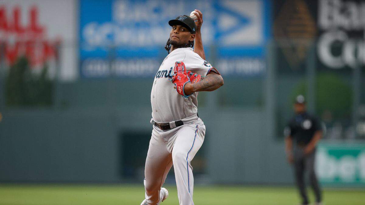 El abridor de los Marlins Edward Cabrera lanza en el primer inning del partido contra los Rockies, celebrado el 22 de mayo de 2023 en Colorado.