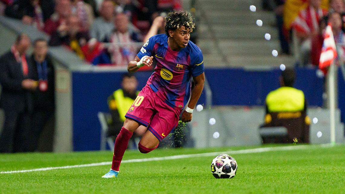 El delantero de Barcelona Lamine Yamal corre con el balón en un partido contra el Atlético de Madrid en la Liga de Campeones, celebrado el 14 de abril de 2026 en Madrid. 