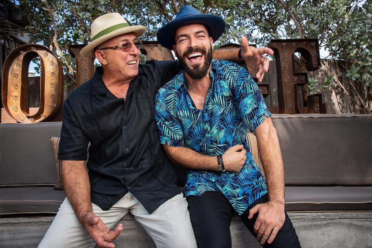 El actor Adrián Di Monte (der.), que interpreta a Abelardo en la telenovela Señora Acero, con su padre, Raúl Gómez, en la campaña de Cubavera, un homenaje a los padres.