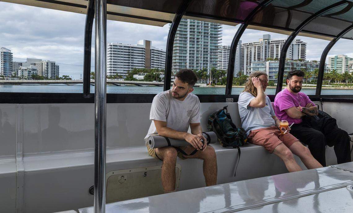 Abraham Arias (a la izquierda) recorrió en bicicleta el trayecto desde Miami hasta Sunset Harbour antes de tomar el taxi acuático para cruzar de regreso la bahía.