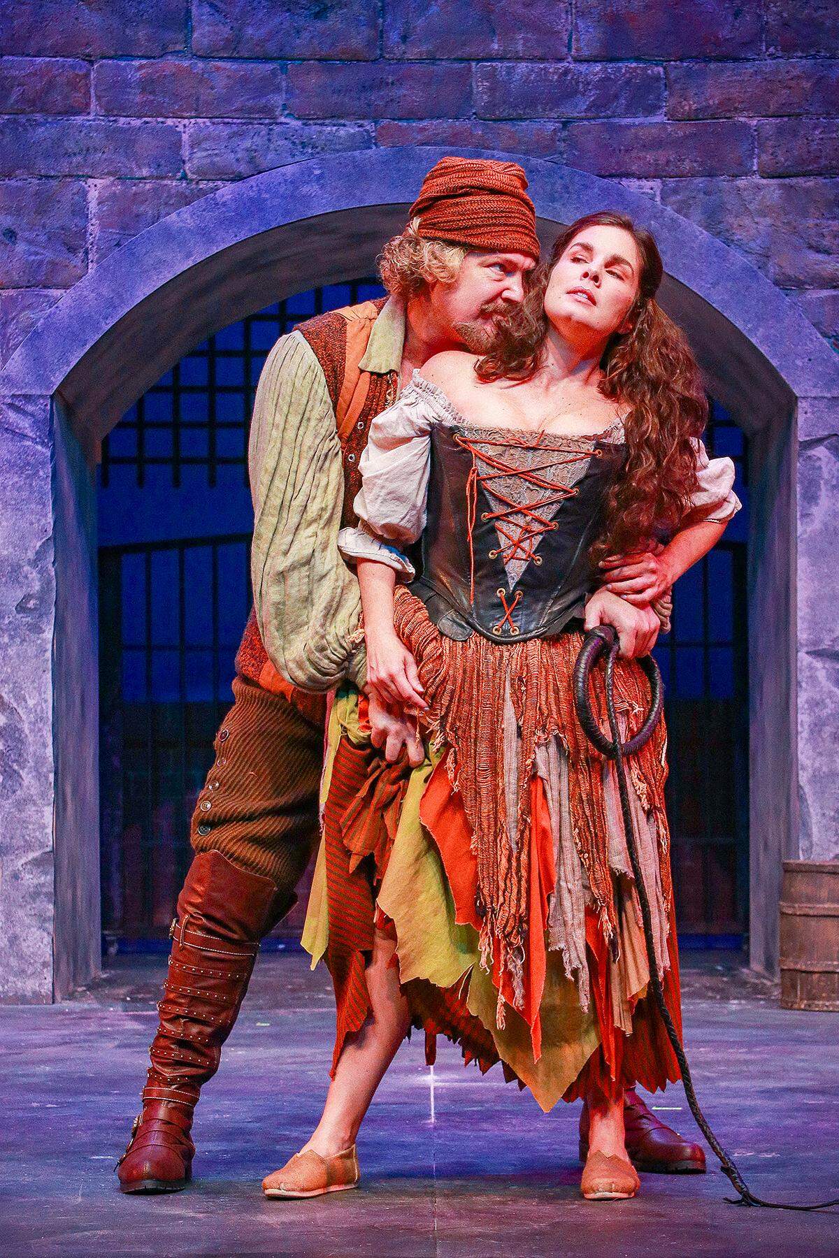 Michael Hunsaker, en el papel del Capitán de la Inquisición/Pedro, tiene a Aldonza, interpretada por Gaby Tortoledo, bajo su control en la producción de Actors’ Playhouse del musical “El hombre de La Mancha”. 