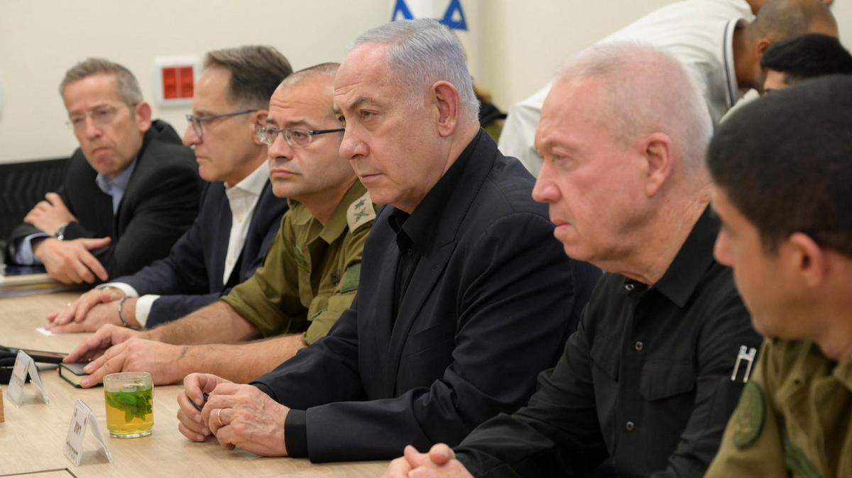 El primer ministro de Israel, Benjamin Netanyahu (centro) y el ministro de Defensa, Yoav Gallant (segundo de der. a izq.), participan en una reunión en una base militar en Tel Aviv, el 25 de agosto de 2024.