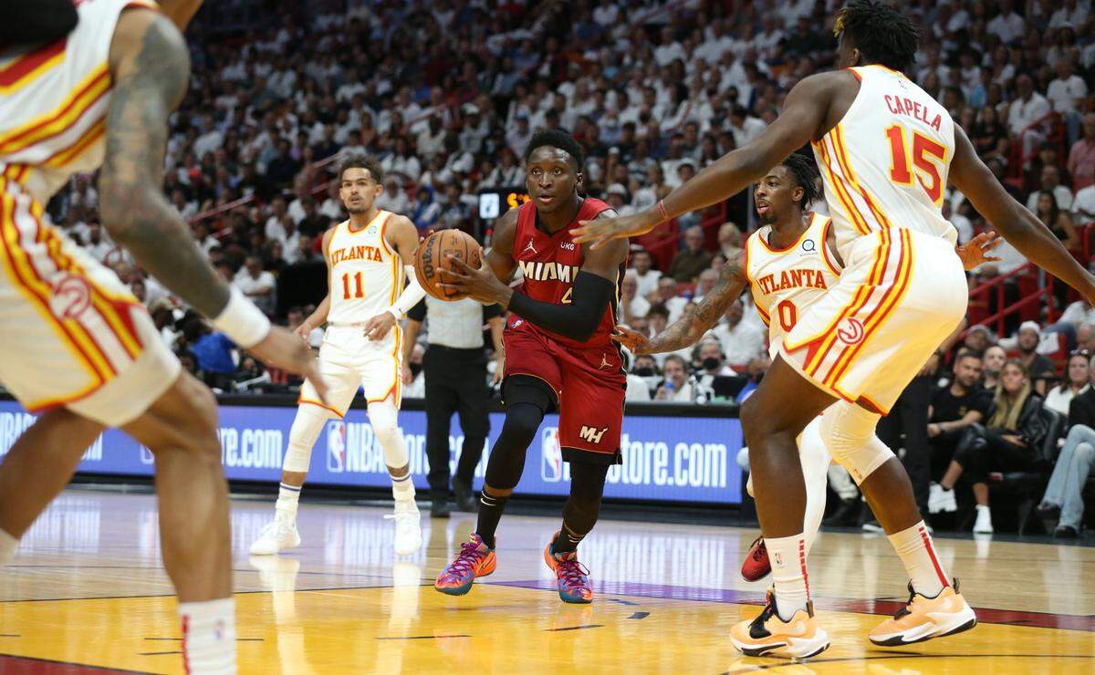 El escolta del Heat Victor Oladipo entra al aro ante la defensa de los Hawks, en el quinto partido de la serie de playoffs de primera ronda, celebrado el 26 de abril de 2022 en Miami.