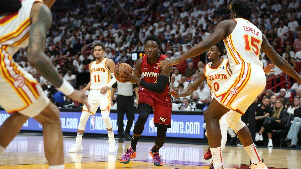 El escolta del Heat Victor Oladipo entra al aro ante la defensa de los Hawks, en el quinto partido de la serie de playoffs de primera ronda, celebrado el 26 de abril de 2022 en Miami.