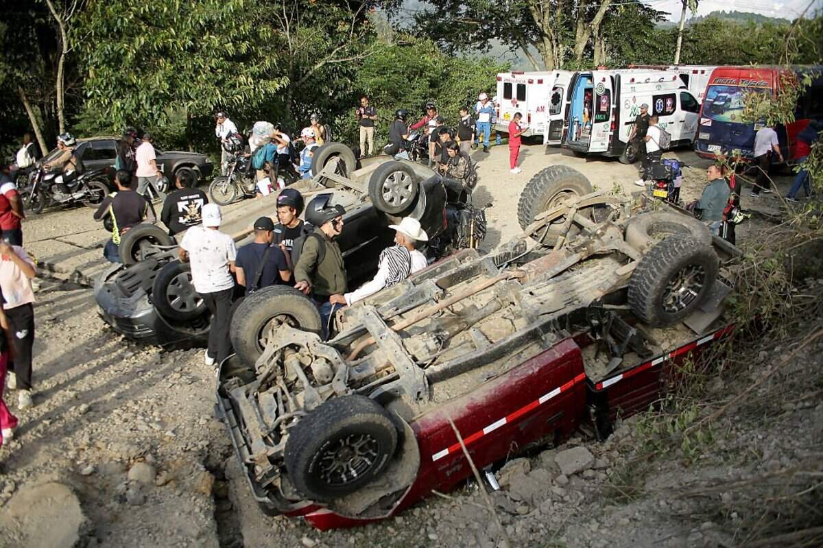 Residentes de la zona observan los restos de un vehículo en el que estalló un artefacto explosivo en el tramo de El Túnel de la Vía Panamericana, el 25 de abril de 2026, en Cajibío, Colombia. El ataque, calificado por las autoridades como un acto terrorista, tuvo lugar en medio de una escalada de violencia por parte de grupos vinculados al narcotráfico en esa zona del país, dejando un saldo de al menos 14 civiles muertos y 38 heridos.