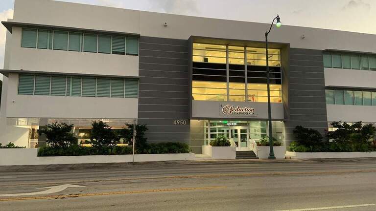 Encontraron una clínica de cirugía plástica en Miami a través de las redes sociales. Las dos personas fallecieron