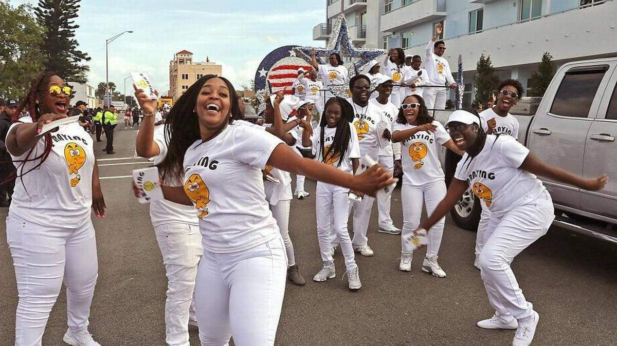 Los miembros de New Vision for Christ Ministries bailan durante el Desfile Anual del Día de Martin Luther King en Liberty City el lunes, 15 de enero de 2018. 