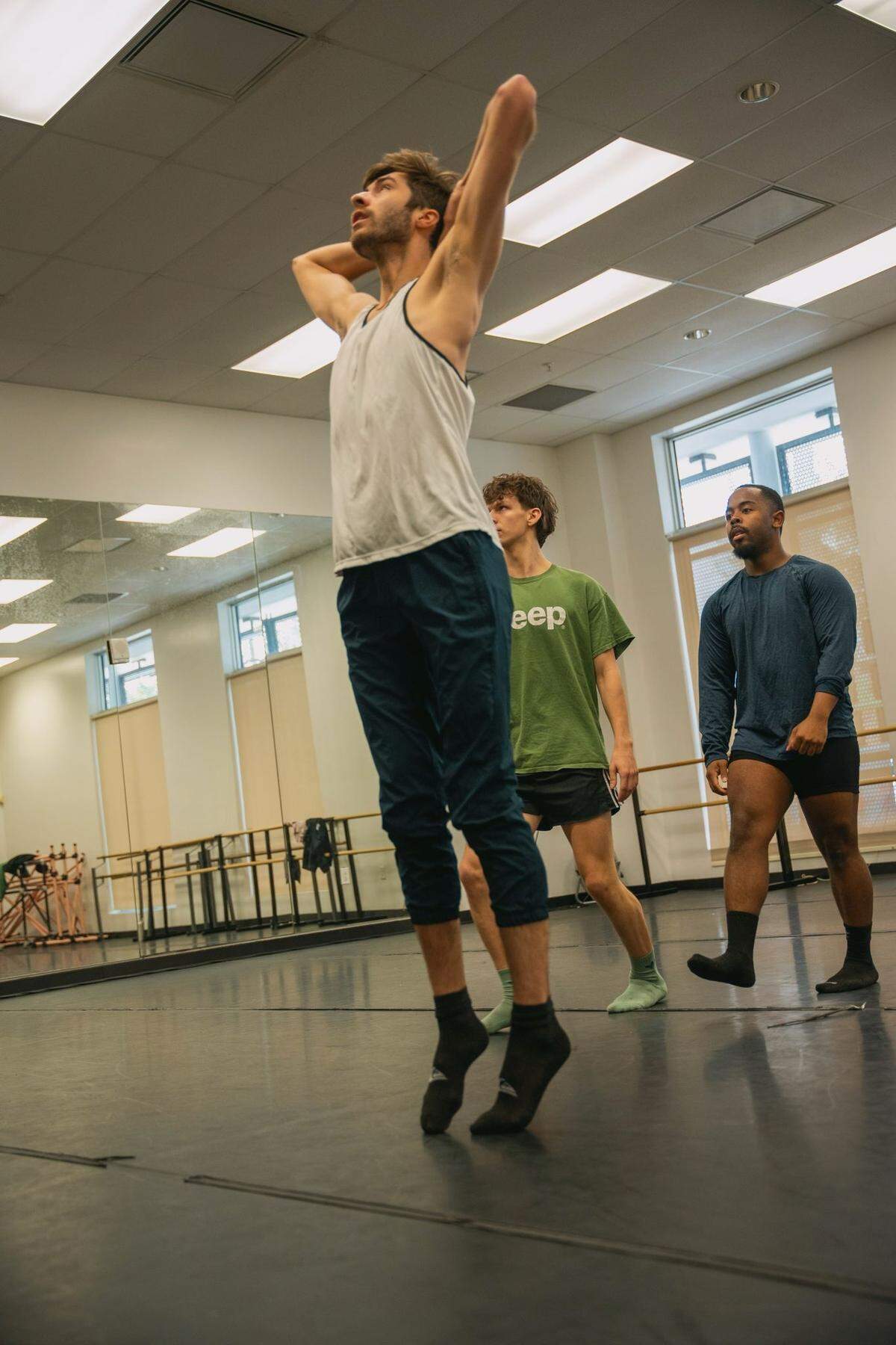 De izquierda a derecha: Austin Duclos, David Harris y Alex Campbell, ensayando “Terra Mia | My Land”, coreografía de Diego Salterini.