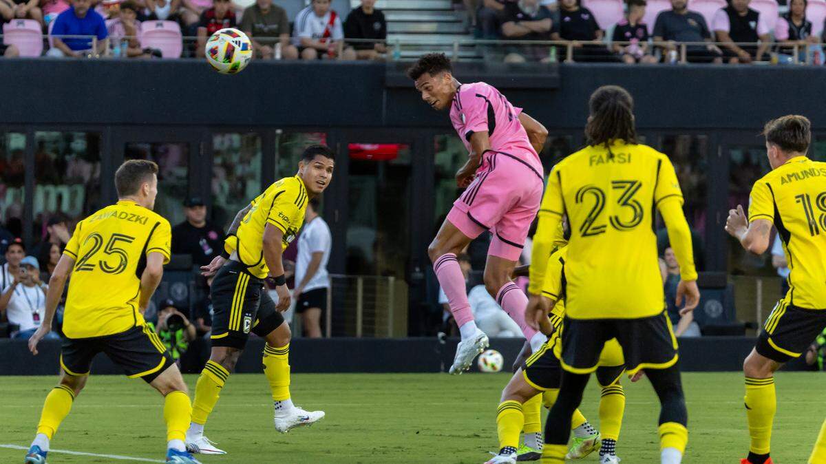 El jugador del Inter Miami Ian Fray (centro) anota de cabeza un gol ante Columbus Crew, en el partido celebrado el 19 de junio de 2024 en el Chase Stadium en Fort Lauderdale, Florida.