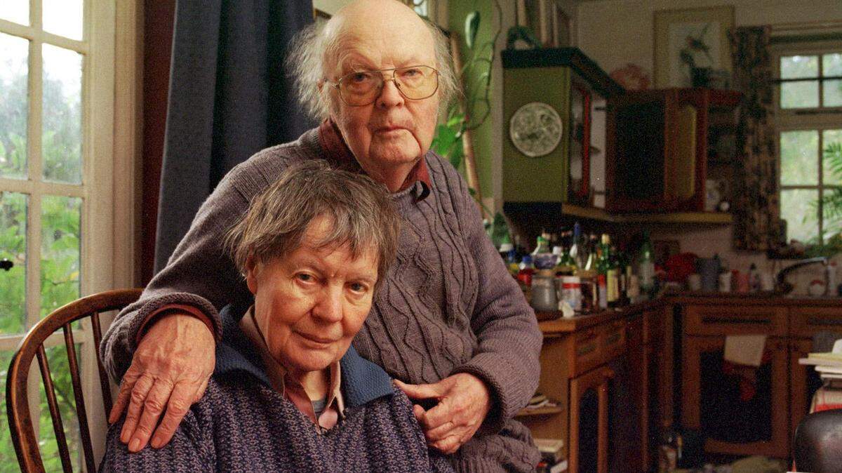 Crítico, profesor y novelista, John Bayley en su casa junto a su esposa, la escritora Iris Murdoch, cuando ya sufría de alzheimer.