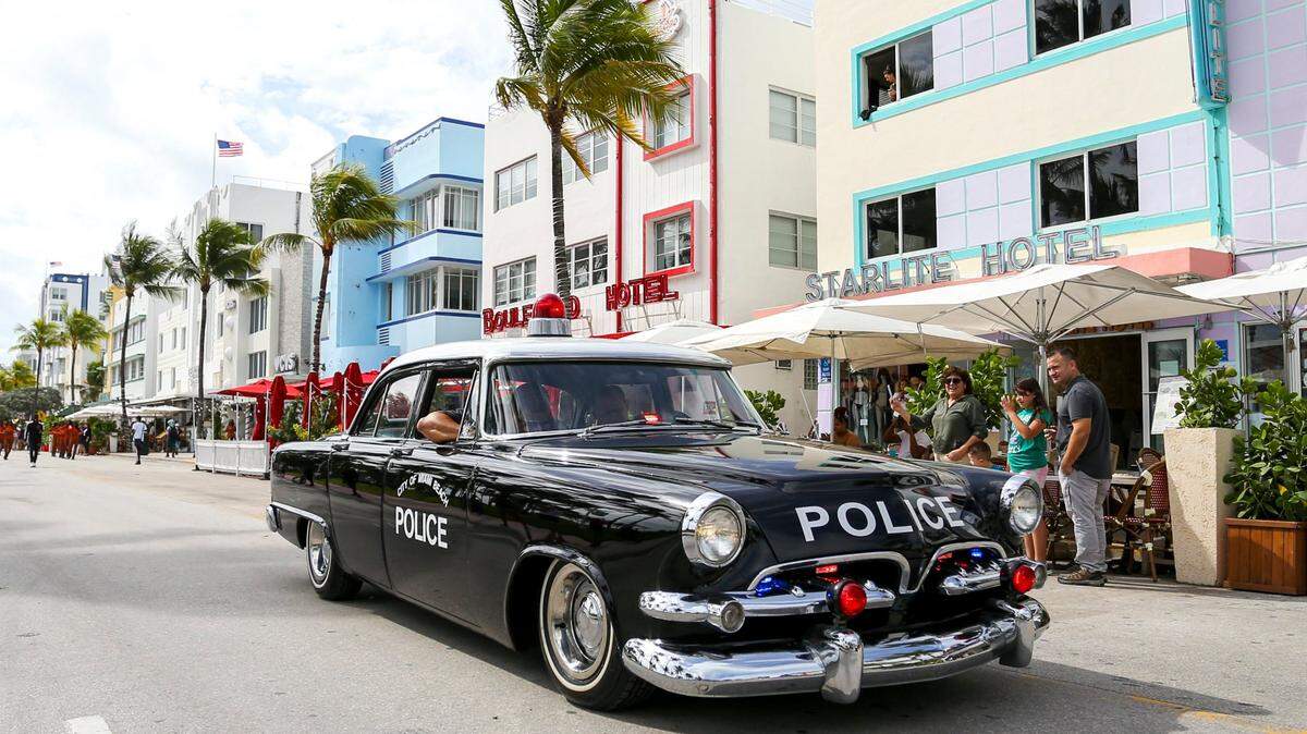 Una patrulla clásica de la policía de Miami Beach circula por Ocean Drive durante el desfile anual del Día de los Veteranos en 2021.