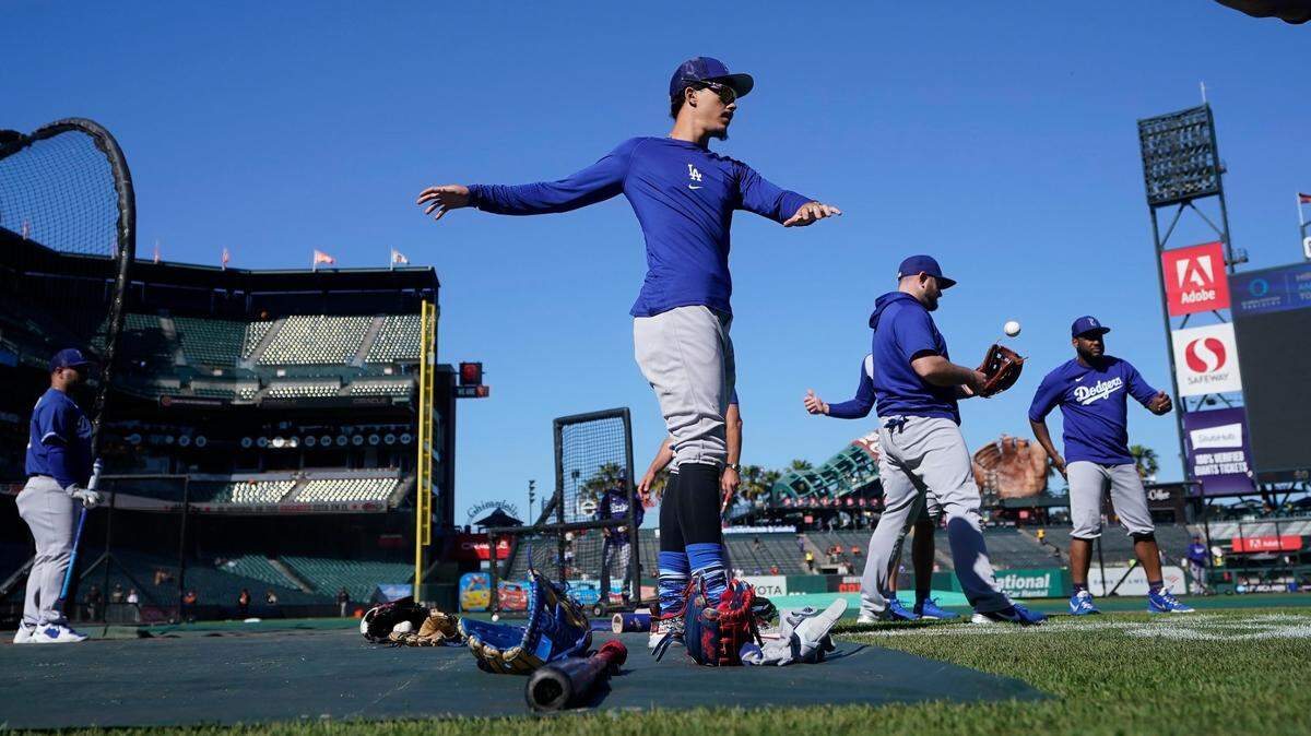 El pelotero cubano de los Dodgers Miguel Vargas participa en una práctica de bateo antes del partido ante los Gigantes, el 3 de agosto de 2022 en San Francisco.
