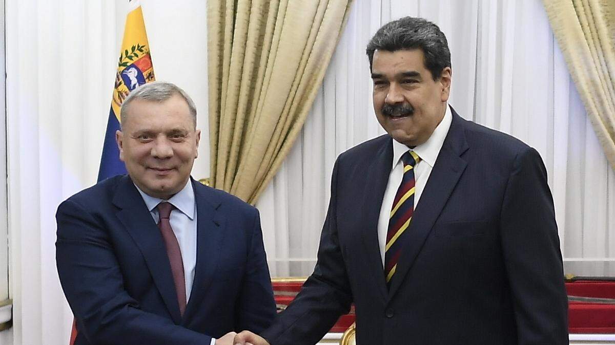 El viceprimer ministro ruso Yuri Borisov y el gobernante venezolano Nicolás Maduro estrechan las manos en el palacio presidencial de Caracas, el 16 de febrero de 2022. 