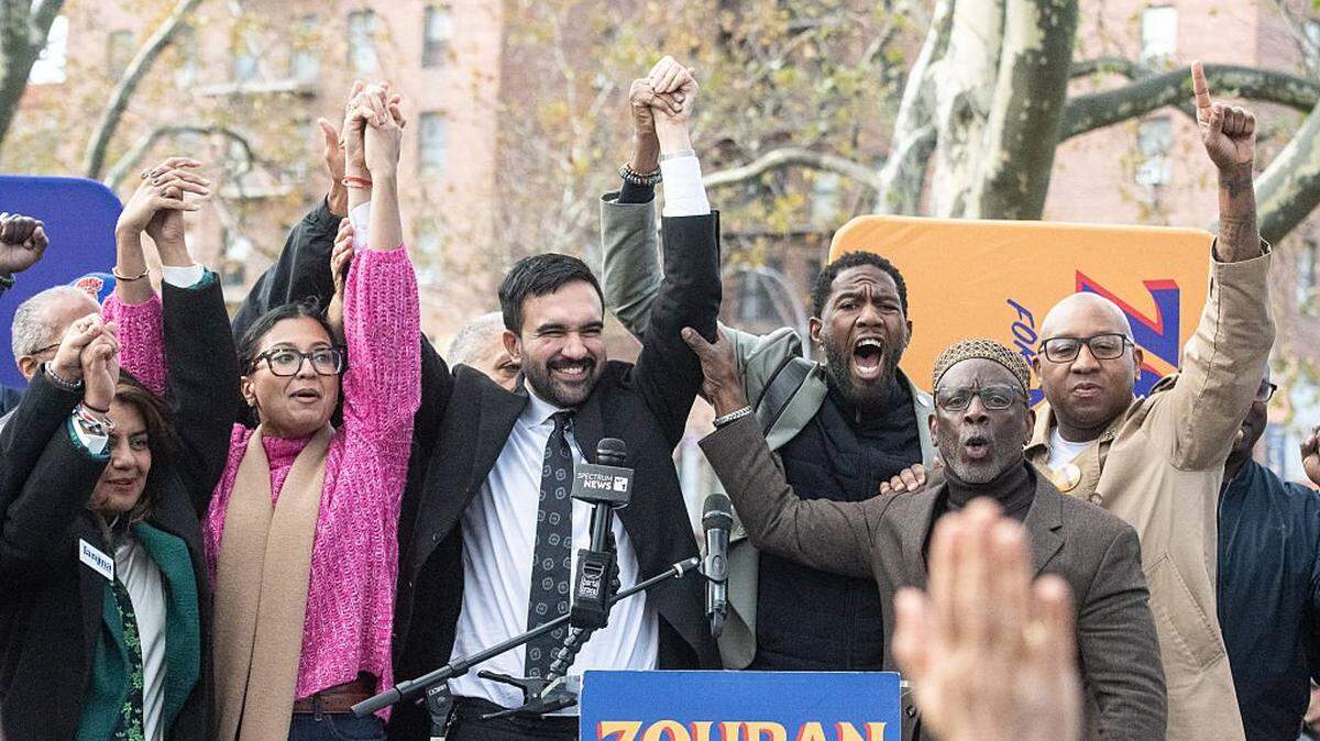 NEW YORK, NEW YORK - NOVEMBER 1: Democratic New York City mayoral candidate Zohran Mamdani (C) raises his hands during a campaign event with New York City elected officials on November 1, 2025 in the Queens borough of New York City. With only days left in the race for New York City's next mayor, Mamdani remains the front runner against Independent candidate, former New York Gov. Andrew Cuomo and Republican candidate Curtis Sliwa. (Photo by Stephanie Keith/Getty Images)