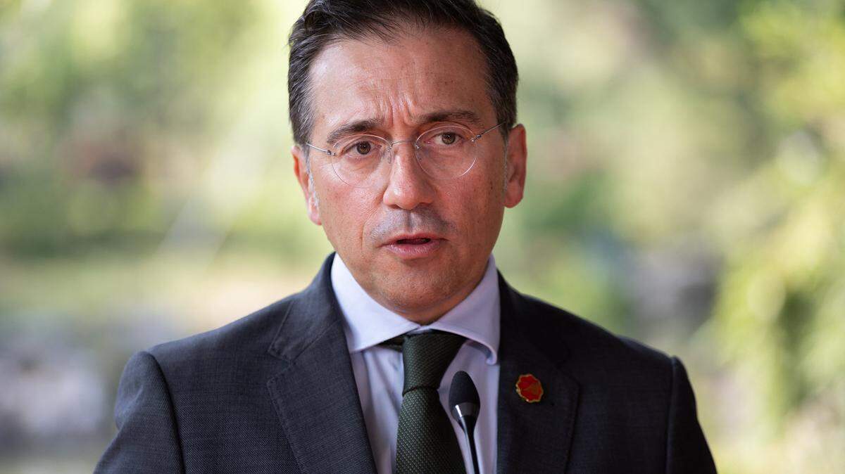 El ministro de Asuntos Exteriores, Unión Europea y Cooperación de España, José Manuel Albares, habla durante una conferencia de prensa en Hangzhou el 15 de octubre de 2025.