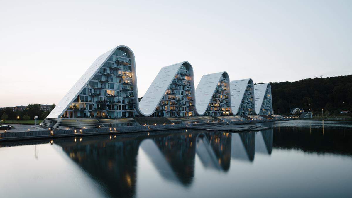 Una bella imagen de un atardecer contemplando el edificio ‘The Wave’ en la localidad de Vejle .