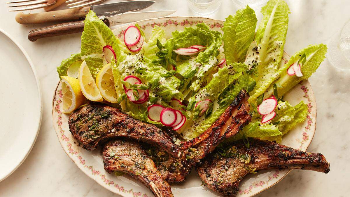 Chuletas de cordero a la parrilla con lechuga y aderezo ranchero. Estilista de alimentos: Rebecca Jurkevich.