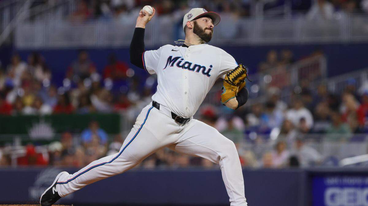 El abridor de los Marlins Kyle Tyler lanza en el primer inning del partido ante los Medias Rojas de Boston, celebrado el 4 de julio de 2024 en Miami.