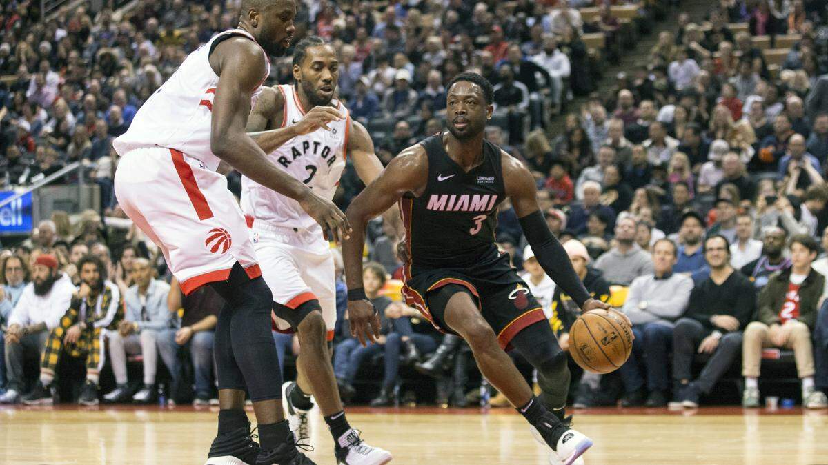 Dwyane Wade (der.) anotó este domingo 35 puntos para el Heat, la mayor puntuación para un hombre de banco esta temporada, en la derrota ante los Raptors en Toronto.