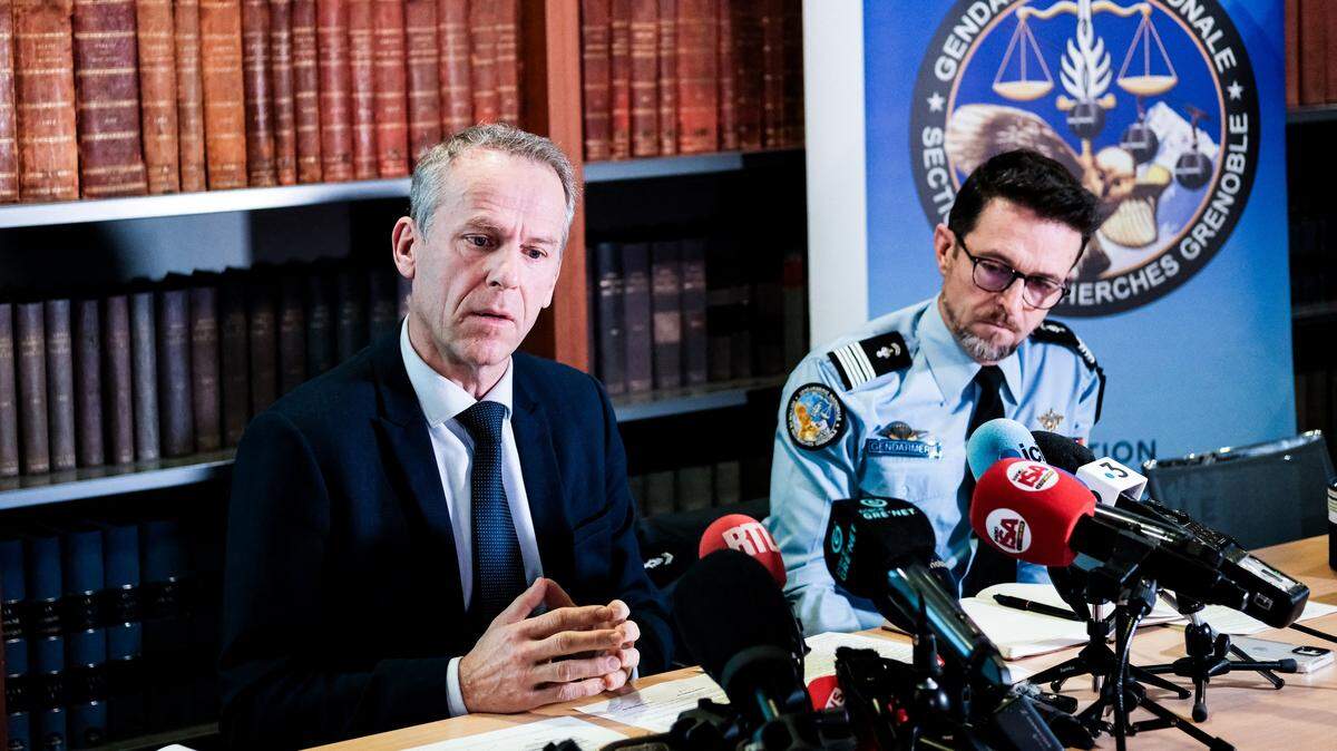 El fiscal de Grenoble, Étienne Manteaux, habla con la prensa sobre un violador en serie en investigación, en el Palacio de Justicia de Grenoble, el martes 10 de febrero de 2026.