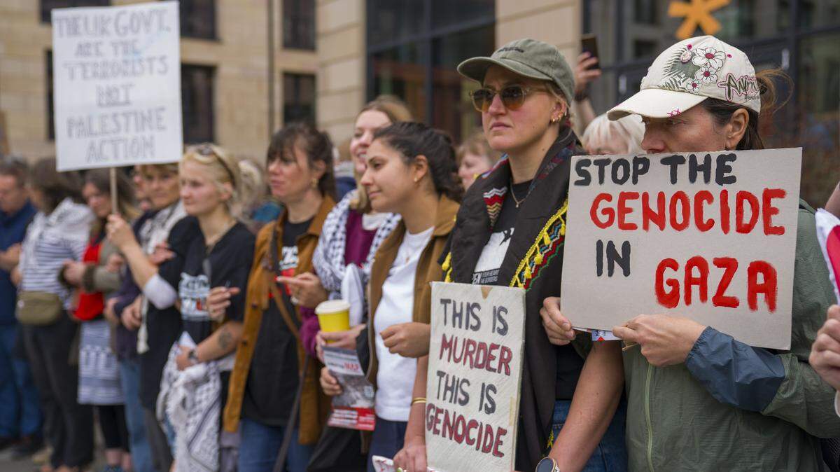 Una multitudinaria protesta exige el fin de la guerra en Gaza, el sábado 6 de septiembre de 2025, en Edimburgo, Escocia. La pancarta a la derecha dice “Detengan el genocidio en Gaza”.