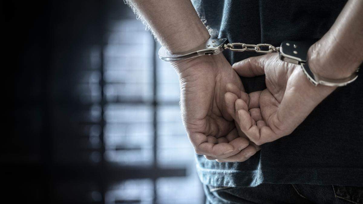 Un hombre vinculado con un popular programa de un canal hispano de Miami fue arrestado por conducir ebrio a 118 millas por hora en Florida.