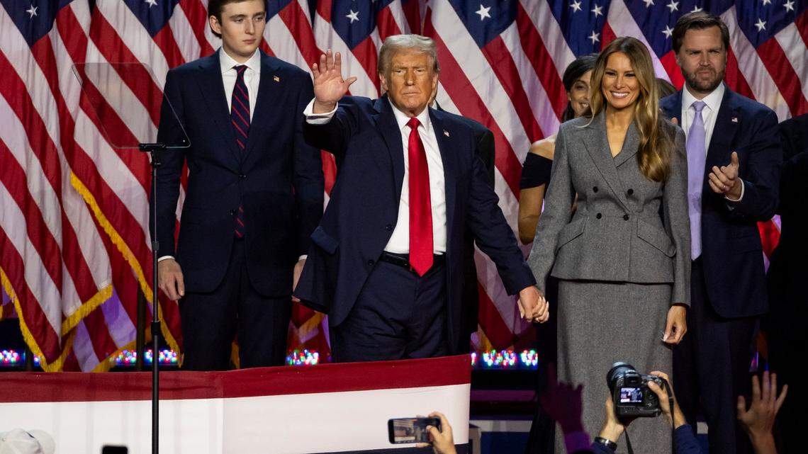 Donald Trump, acompañado de su esposa Melania, su hijo Barron, y JD Vance, ingresa a su fiesta de observación de la noche electoral en el Centro de Convenciones del Condado de Palm Beach el 5 de noviembre de 2024.