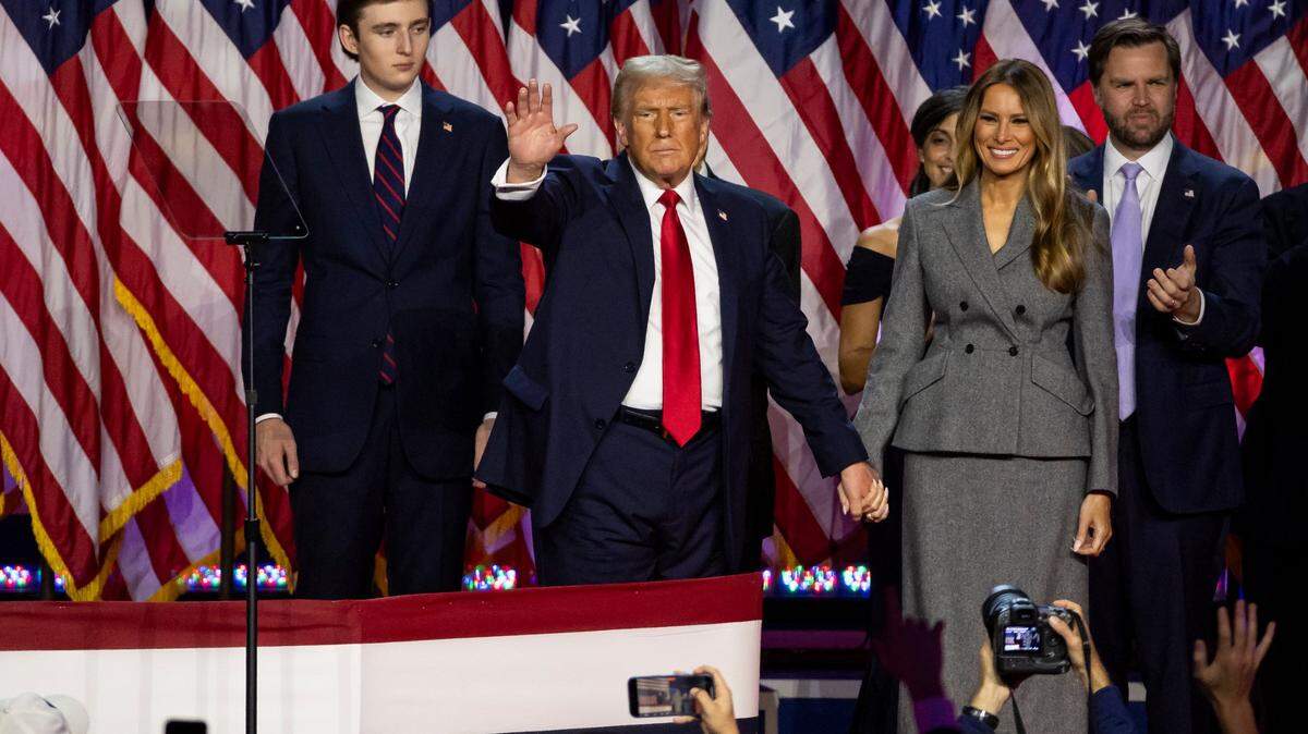 Donald Trump, acompañado de su esposa Melania, su hijo Barron, y JD Vance, ingresa a su fiesta de observación de la noche electoral en el Centro de Convenciones del Condado de Palm Beach el 5 de noviembre de 2024.