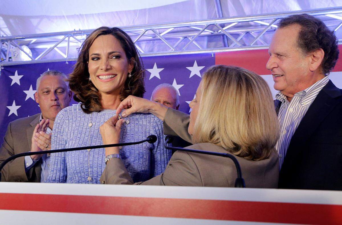 Los congresistas Lincoln Díaz-Balart e Ileana Ros-Lehtinen, con María Elvira Salazar, que había resultado ganadora de la nominación republicana para aspirar al Congreso por el distrito 27, en sustitución de Ros-Lehtinen, en Miami, en agosto del 2018.