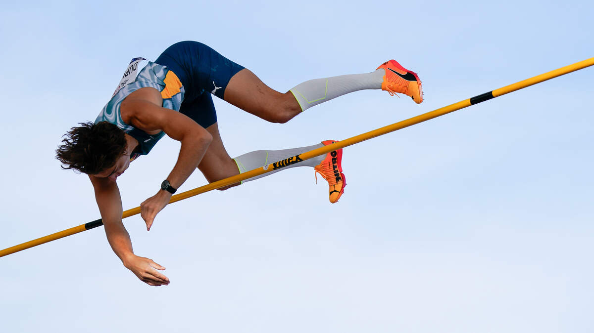El sueco Armand Duplantis mejoró su récord del mundo de salto con garrocha al superar este domingo, en su segundo intento, una barra a 6,26 metros en la reunión de la Liga de Diamante de Chorzów, en Polonia.