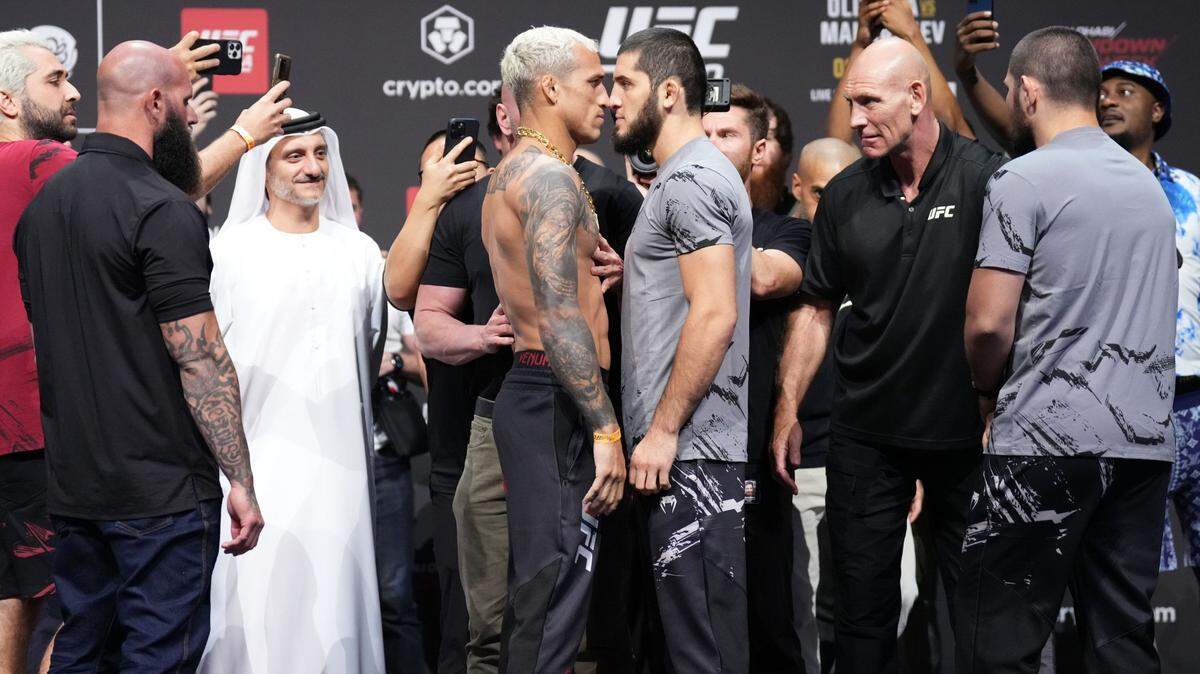 Siempre se supo que Islam Makhachev (der.) era bueno, pero nadie imaginaba que a un nivel tan superlativo. Su triunfo sobre Charles Oliveira en la UFC 280 efectuada en Abu Dhabi le convierte no solo en el mejor peleador ligero del planeta, sino en el campeón más temido del momento.