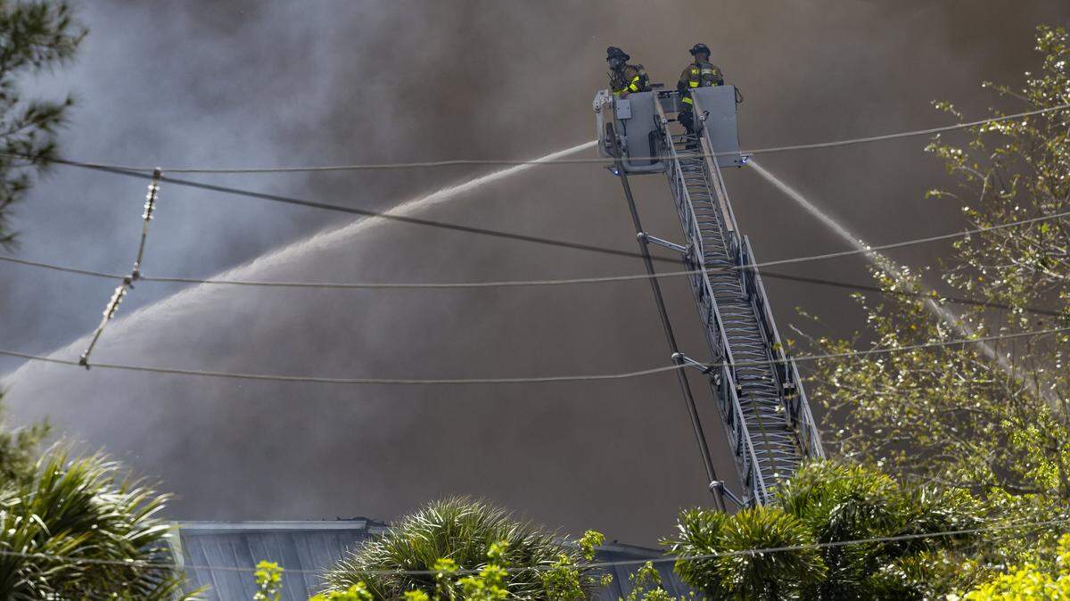 Los bomberos trabajan para contener un incendio en un almacén de seis pisos el jueves 5 de marzo de 2026, en Miami Gardens.