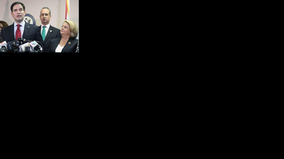 De izquierda a derecha el Senador de los Estados Unidos, Marco Rubio, y los congresistas Mario Diaz-Balart y Ileana Ros-Lethinen durante una conferencia de prensa el 18 de diciembre del 2014.