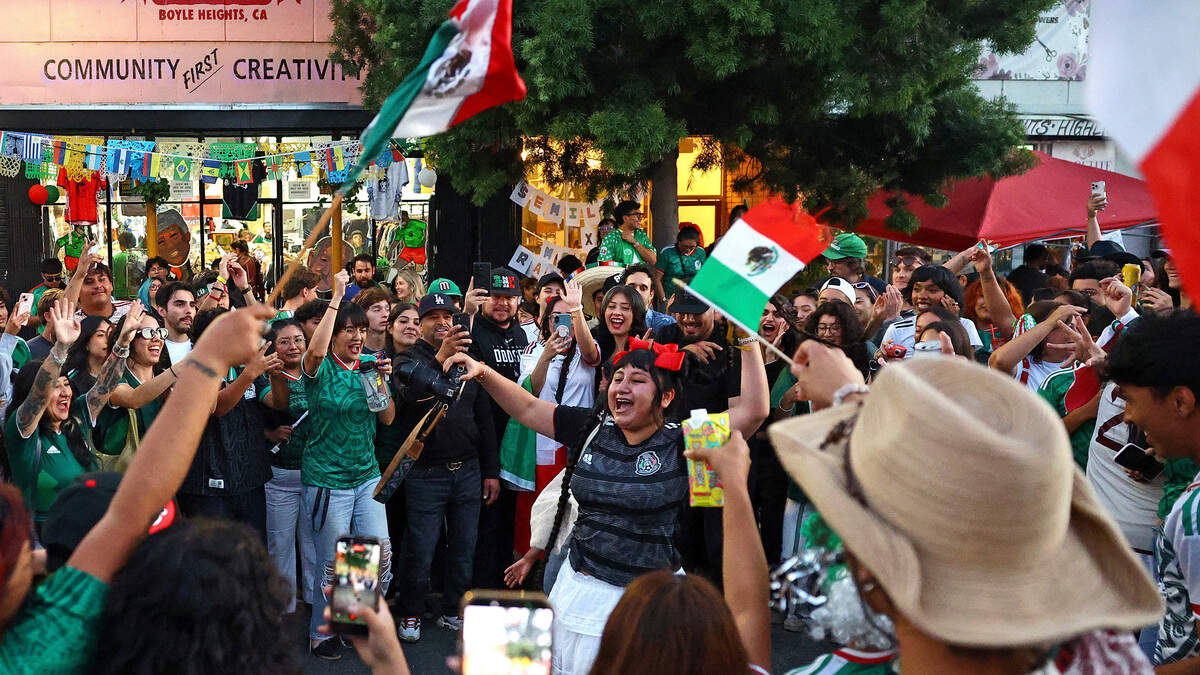 Los seguidores de México celebran en las calles de Boyle Heights, en Los Ángeles, California,, el jueves 18 de junio de 2026, tras la victoria de México en el partido de la fase de grupos del Mundial de la FIFA entre México y Corea del Sur.