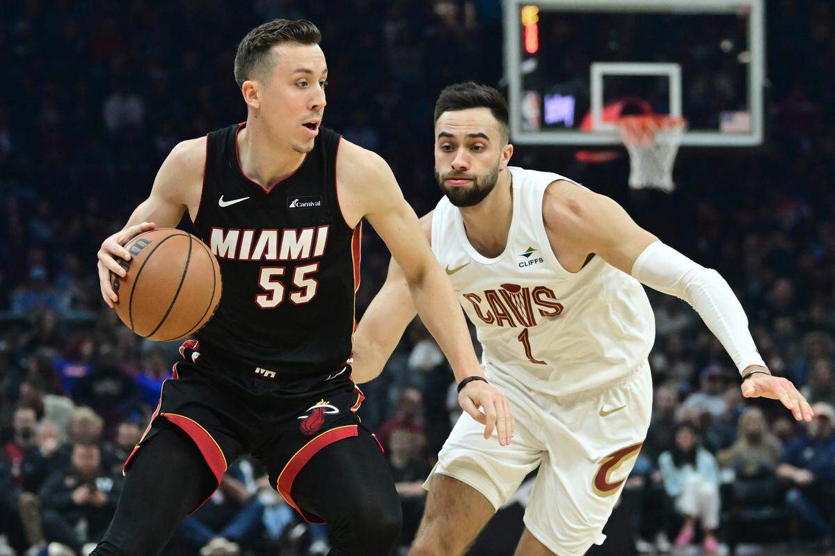 El jugador del Heat Duncan Robinson (izq.) trata de pasar la marca de Max Strus, de los Cavaliers, en el partido celebrado el 22 de noviembre de 2023 en Cleveland.