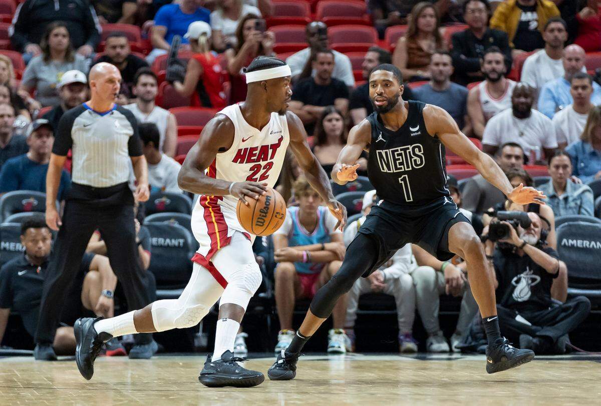 El escolta del Heat Jimmy Butler (izq.) trata de pasar la defensa de Mikal Bridges, de los Nets de Brooklyn, en el partido celebrado el 1ro de noviembre de 2023 en Miami.
