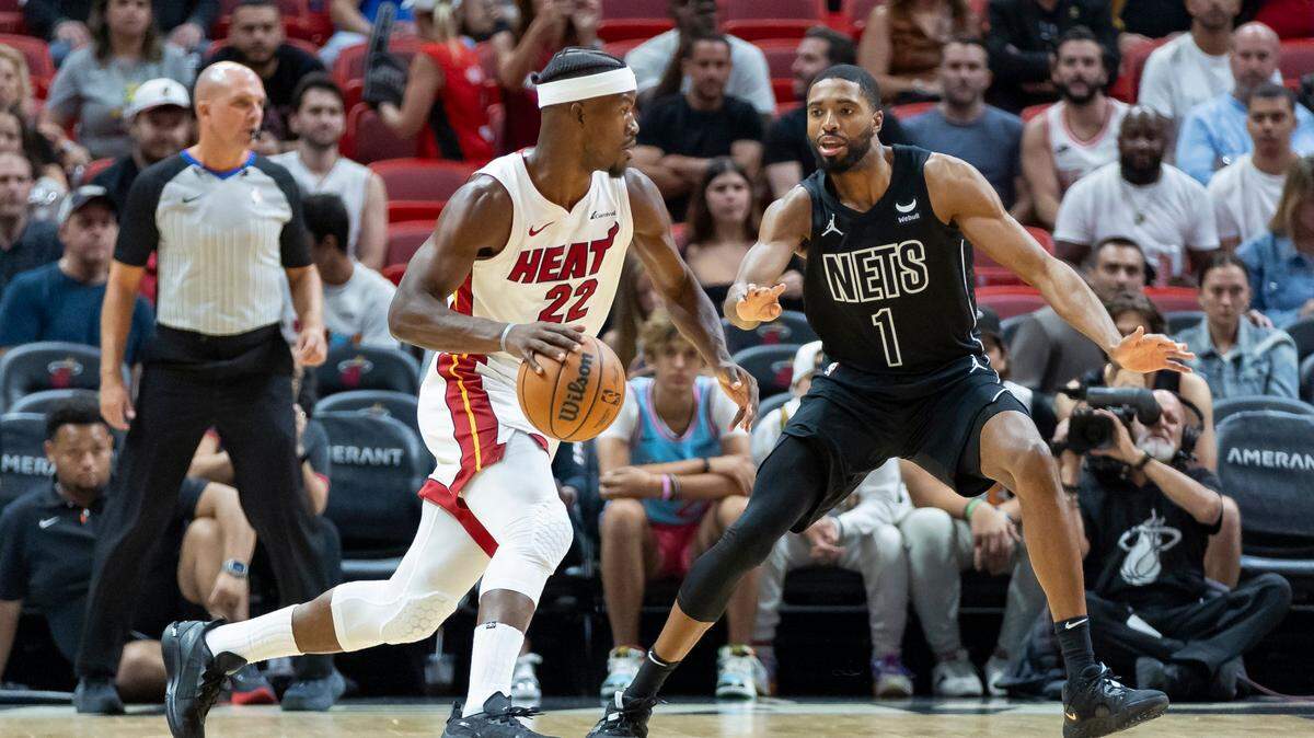 El escolta del Heat Jimmy Butler (izq.) trata de pasar la defensa de Mikal Bridges, de los Nets de Brooklyn, en el partido celebrado el 1ro de noviembre de 2023 en Miami.