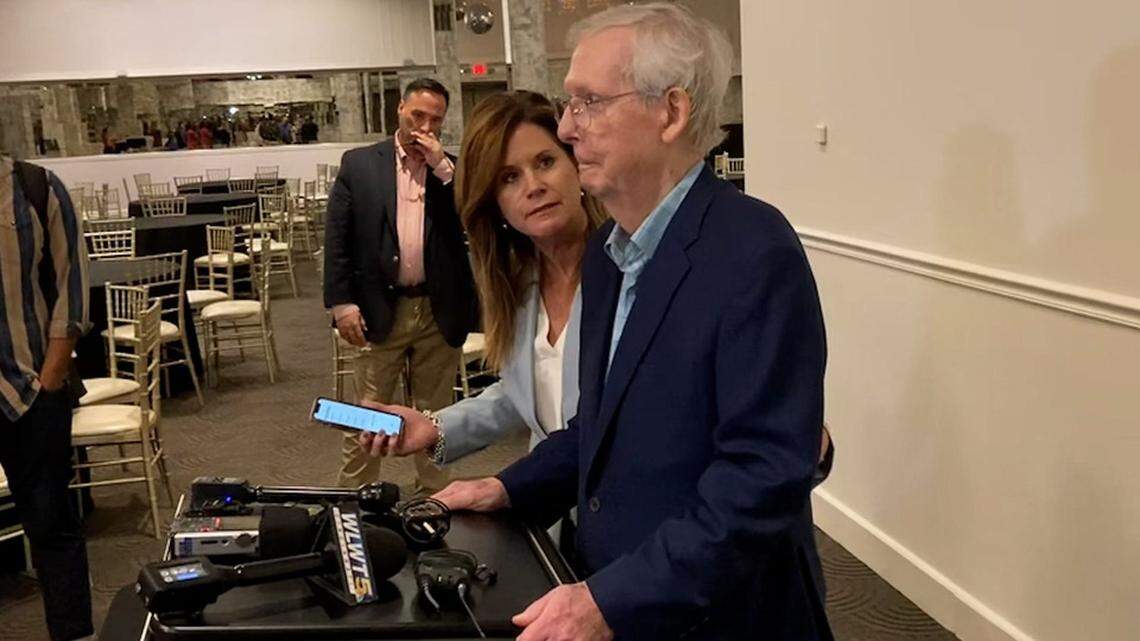 El senador republicano y líder de la minoría en el Senado, Mitch McConnell, se paraliza por un momento durante una conversación con periodistas en Kentucky, el 30 de agosto de 2023. Es la segunda vez que a McConnell le pasa esto durante una conferencia de prensa.