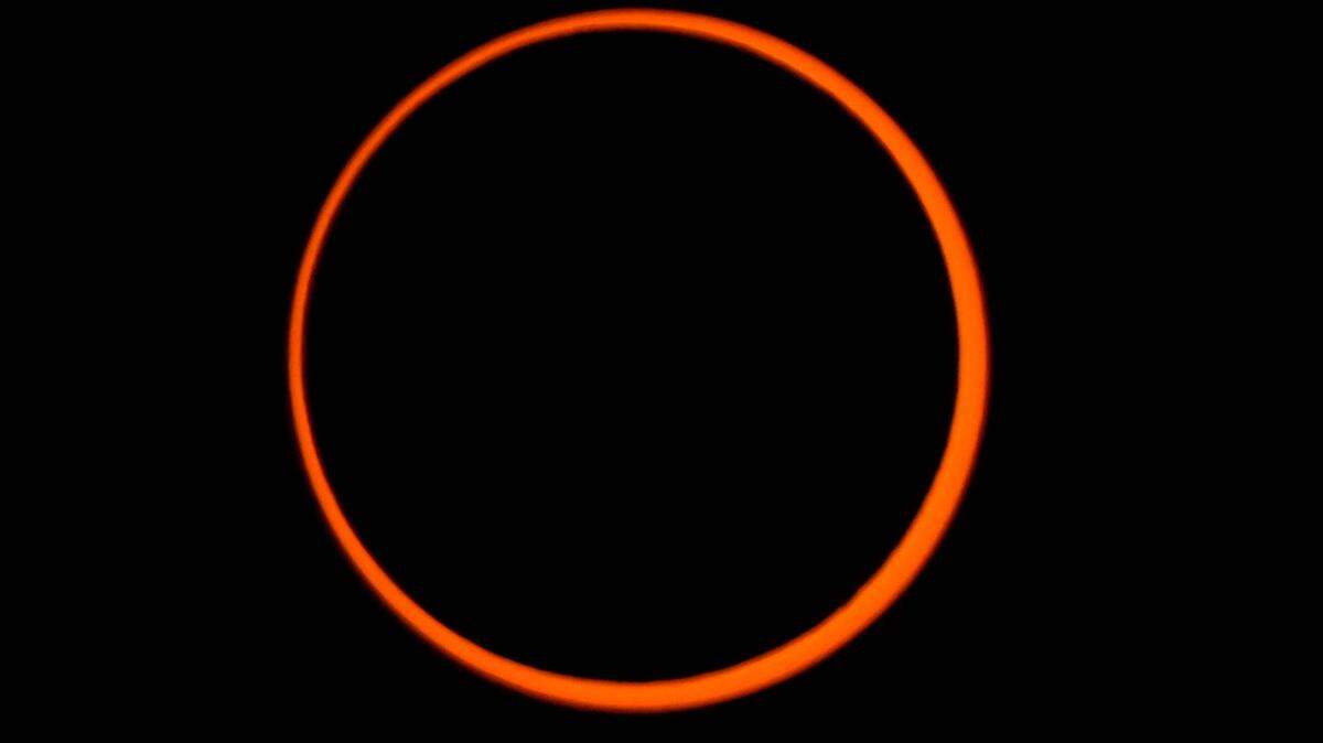 La luna eclipsa al sol sobre Escalante, Utah, durante el eclipse anular del sábado 14 de octubre de 2023.