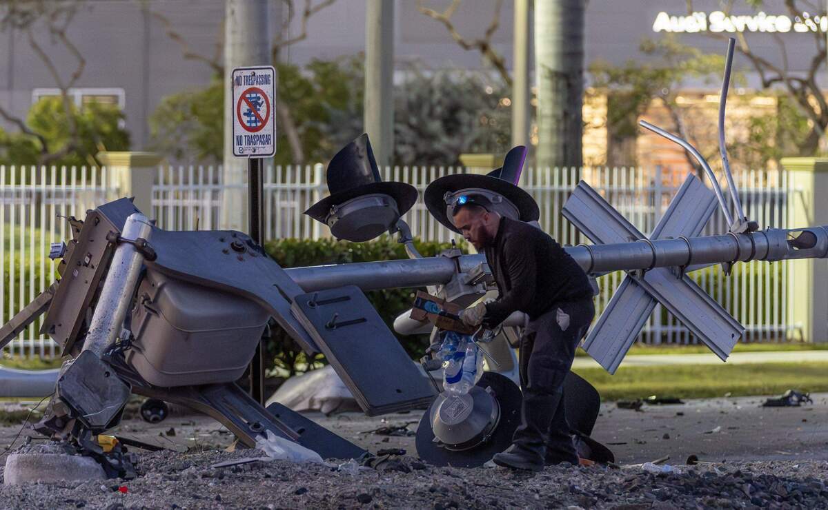 Las autoridades examinan el lugar del accidente cerca de la cuadra 14100 de Biscayne Boulevard en Miami el miércoles 19 de noviembre de 2025.