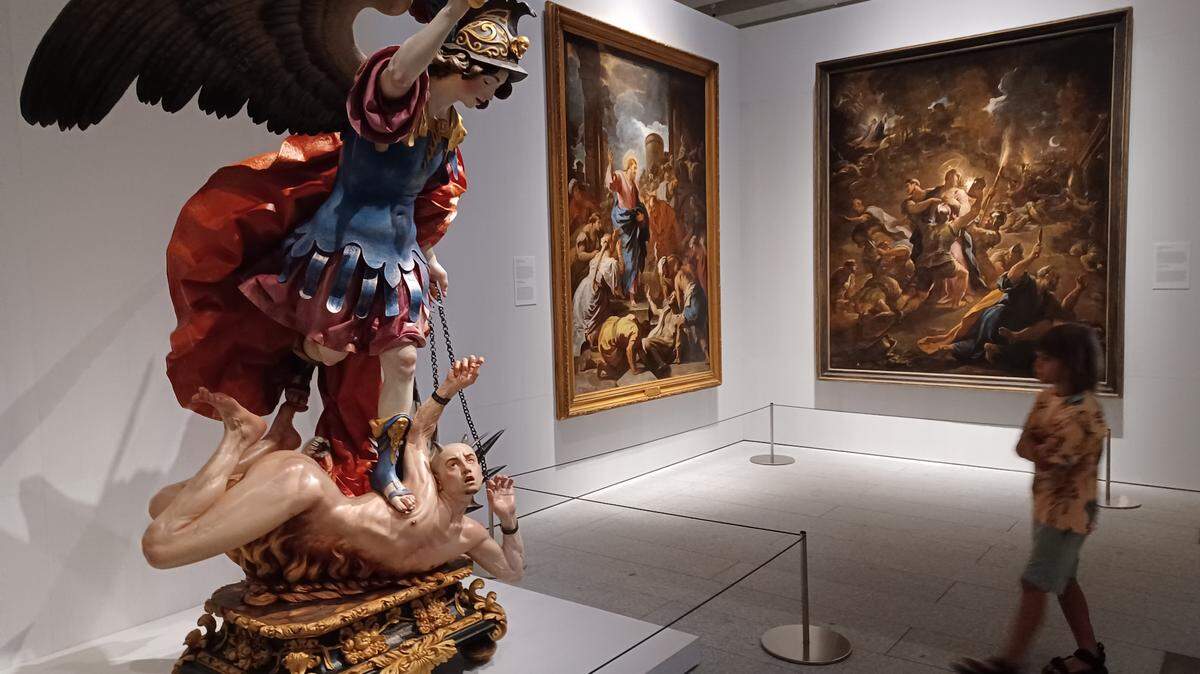 Escultura religiosa de 'El arcángel san Miguel venciendo al demonio', 1962. Obra de Luisa Roldán, conocida como La Roldana. Tallado en cedro policromado.