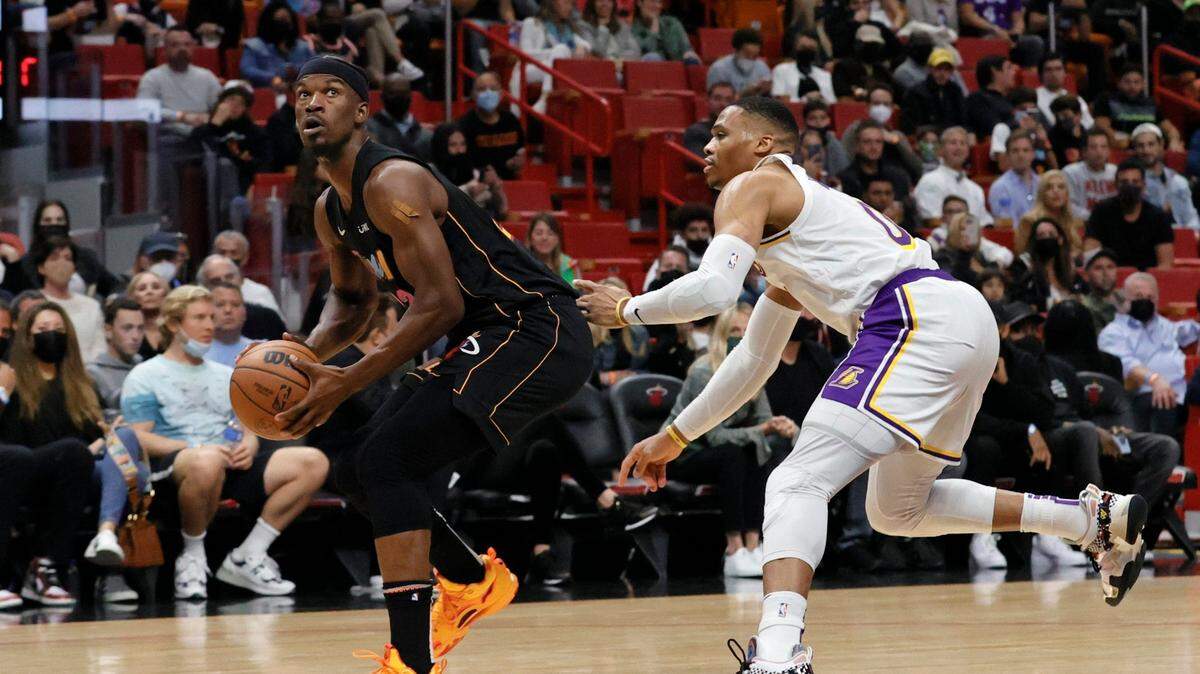 El jugador del Heat Jimmy Butler (izq.) trata de superar la marca de Russell Westbrook, de los Lakers de Los Angeles, en el partido celebrado el 22 de enero de 2022 en Miami.