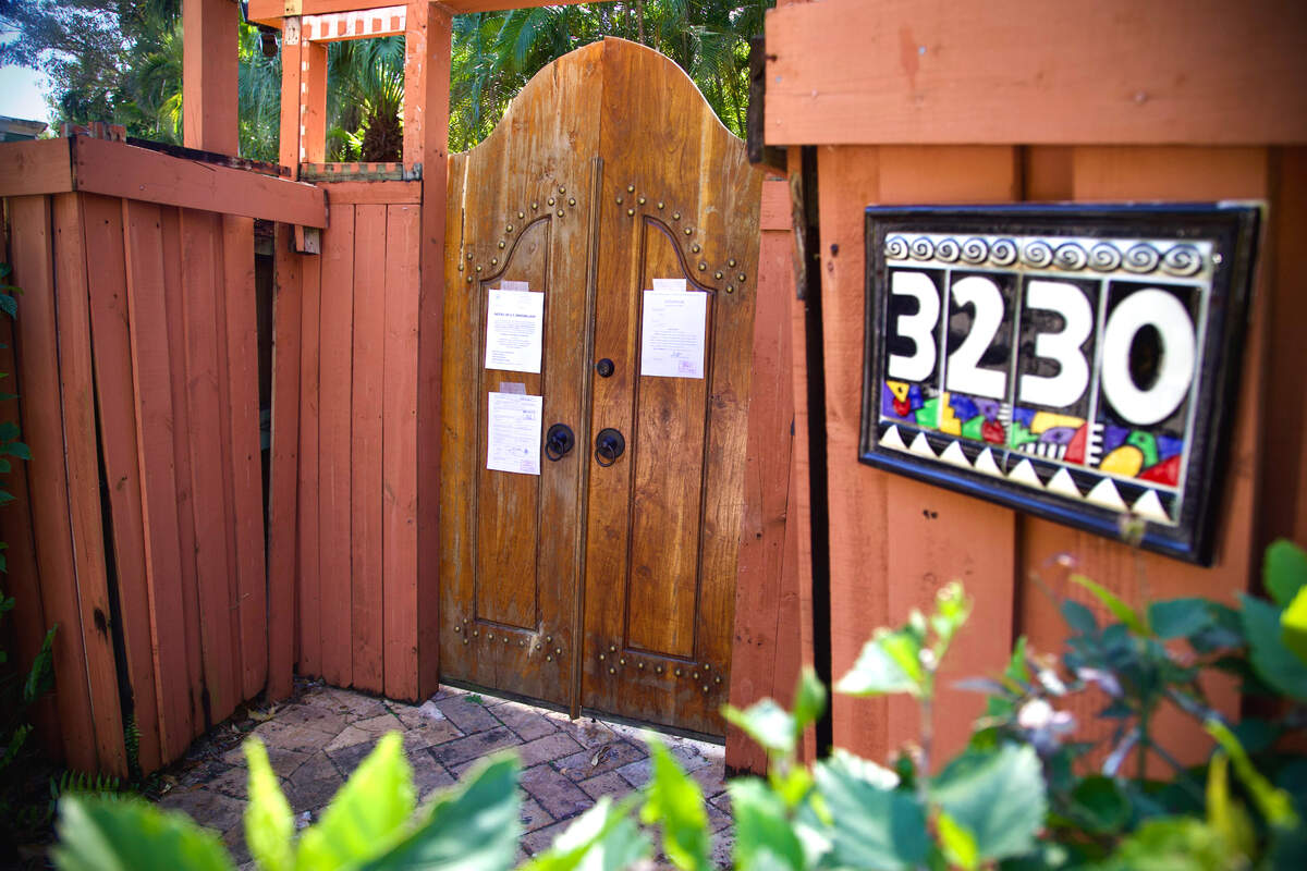 Avisos publicados en la puerta principal de la residencia de Joe Carollo en Coconut Grove después de publicar avisos el viernes 2 de febrero de 2024. Los alguaciles estadounidenses confiscaron la propiedad del comisionado de Miami Joe Carollo después de que perdió un juicio civil acusándolo de hacer mal uso de su cargo público.