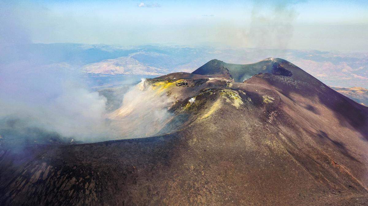 El cráter del Etna muestra las huellas de innumerables erupciones.