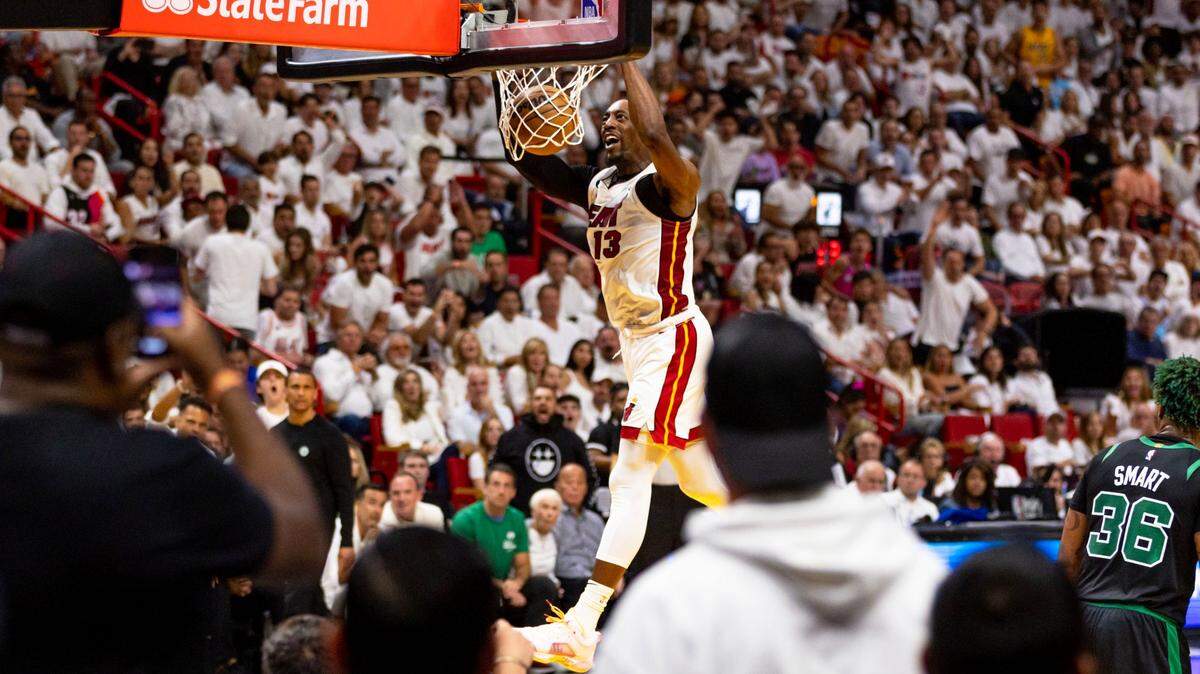 El jugador del Heat Bam Adebayo clava la pelota en el partido ante los Celtics de Boston, celebrado el 21 de mayo de 2023 en Miami.