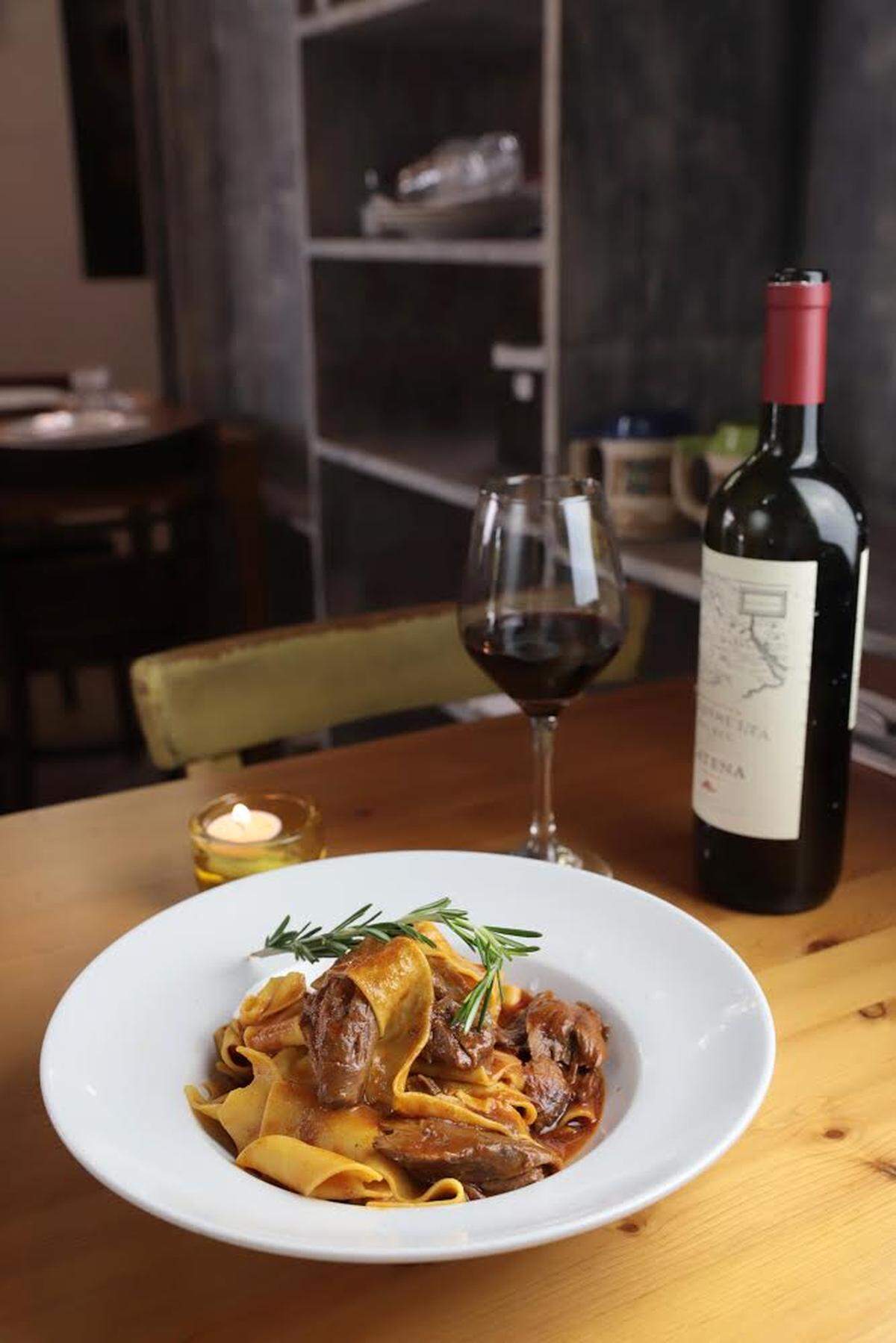Pasta Pappardelle hecha en la casa con carne de cordero en Fiorito.