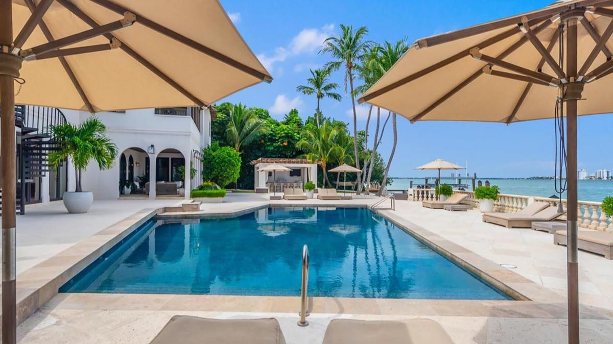 Dwyane Wade y su esposa, la actriz Gabrielle Union, acaban de vender por $22 millones su residencia de Miami Beach, ubicada en la calle de los multimillonarios, North Bay Road.
