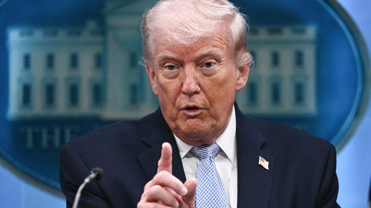 El presidente de Estados Unidos, Donald Trump, habla sobre el conflicto en Irán en la Sala de Prensa James S. Brady de la Casa Blanca el 6 de abril de 2026 en Washington, DC.