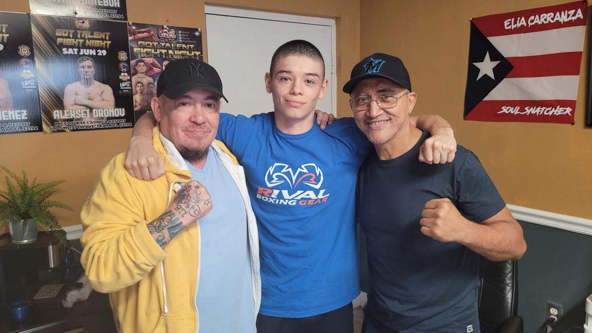 Si Jorge Rubio (der.) dice que Miguel Rosario Paredes (centro) tiene lo necesario para triunfar, hay que creerle. Este chico de raíces puertorriqueñas debuta este 28 de octubre en Miami. En la foto al lado de su padre.